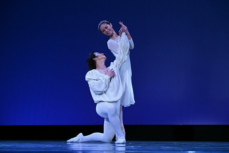 舞台「ロミオとジュリエット」のワンシーン。ジュリエット役のバレリーナが優雅にポーズをとる。